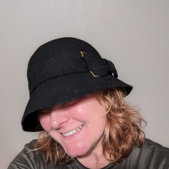 Black wool cloche (40s) hat with buckle - Picture 2 of 3